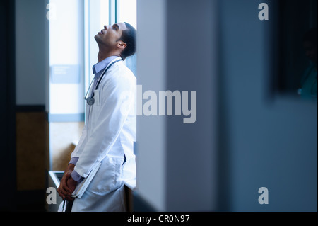 USA, New Jersey, Jersey City, médecin dans le couloir Banque D'Images