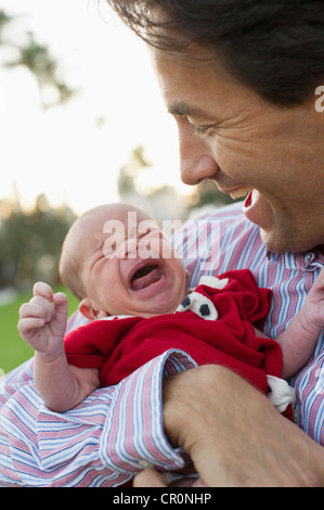 Young Girl holding fille pleurer Banque D'Images