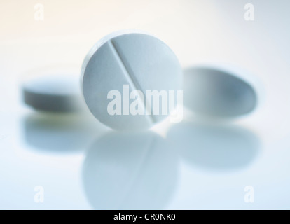 Studio shot of white pills Banque D'Images