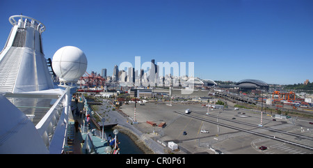 Bateau de croisière, avec vue sur front de mer de Seattle dans le Puget Sound, Pacific Northwest Banque D'Images