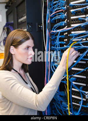 USA, New York, New York City, femme il technicien réparation server Banque D'Images