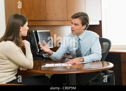 USA, New York, New York City, homme d'affaires et le client in office Banque D'Images