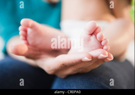 Close up of Hispanic baby's feet Banque D'Images