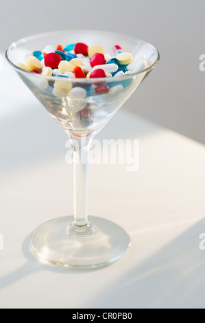 Martini verre rempli de pilules, studio shot Banque D'Images