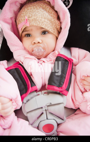 Mixed Race baby car seat en suçant suce Banque D'Images