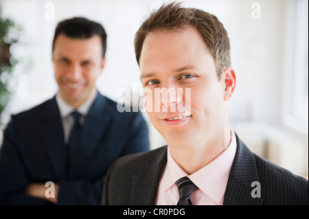 Smiling businessmen in office Banque D'Images
