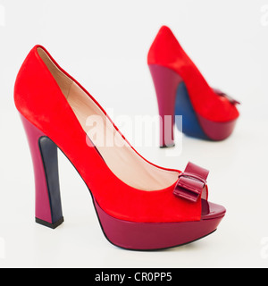 Paire de haut talon rouge chaussures ouvertes sur fond blanc Banque D'Images