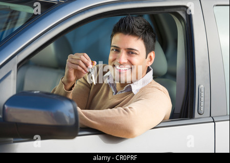 USA, New Jersey, Jersey City, l'homme assis dans sa nouvelle voiture Banque D'Images