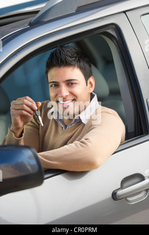 USA, New Jersey, Jersey City, l'homme assis dans sa nouvelle voiture Banque D'Images