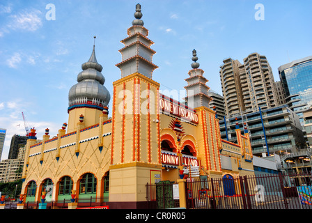 1930 Bâtiment art déco au style d'un amusement park (parc à thème) Banque D'Images