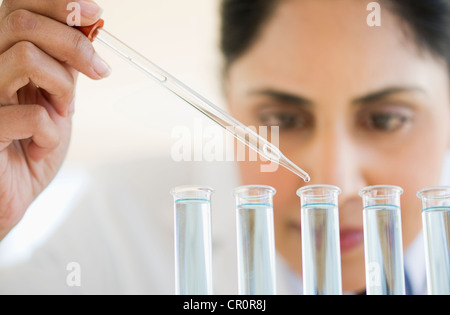 USA, New Jersey, Jersey City, expert scientifique en liquide dans les tubes à essai de pipetage Banque D'Images