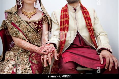 Mariée et le marié dans les vêtements de mariage traditionnel indien Banque D'Images