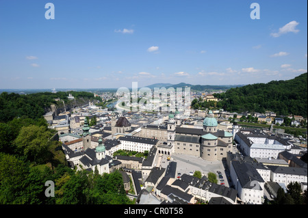 Vue sur le quartier historique de vu depuis le château de Hohensalzburg, Kapitelplatz square et cathédrale de l'avant, Autriche Banque D'Images