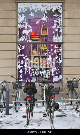 Les vélos garés devant un magasin en hiver, Copenhague, Danemark Banque D'Images