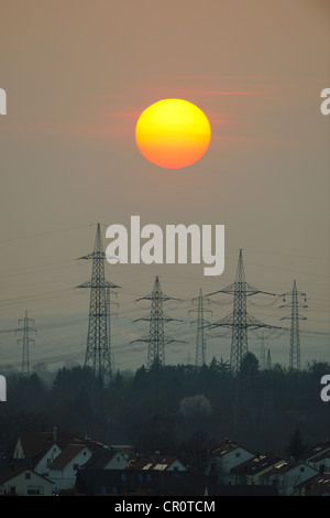 Les lignes de transport d'électricité, pylônes électriques, avec le soleil couchant, Korb, près de Stuttgart, Bade-Wurtemberg Banque D'Images