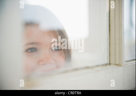 USA, New Jersey, Jersey City, petite fille (4-5 ans) à la recherche d'une fenêtre Banque D'Images