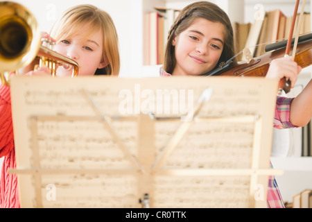 USA, New Jersey, Jersey City, deux filles jouant des instruments de musique en feuilles Banque D'Images