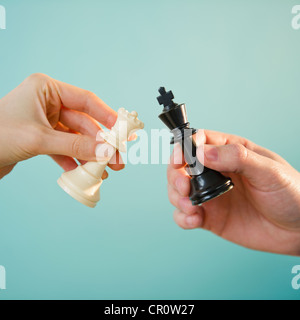 Close up of man's woman's hands holding et pièces des échecs, studio shot Banque D'Images