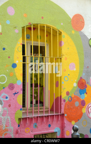 Fenêtre psychédélique peinte inhabituelle décorée de cercles colorés et de bulles Cours Julien Marseille France Banque D'Images