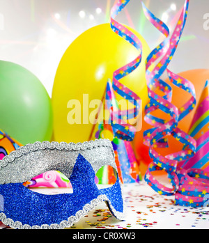 Bonne année contexte avec masque de carnaval confettis serpentins et ballons party Banque D'Images