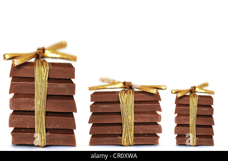 Trois piles de chocolat attachés à un ruban Banque D'Images