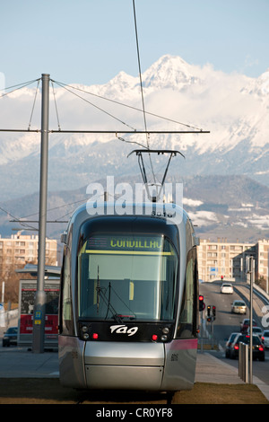 France, Isère, Grenoble, tramway avec massif de Belledonne en arrière-plan Banque D'Images