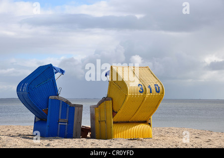 Lit à baldaquin chaises de plage sur la côte de la mer du Nord, Wyk auf Foehr, Schleswig-Holstein, Allemagne, Europe Banque D'Images