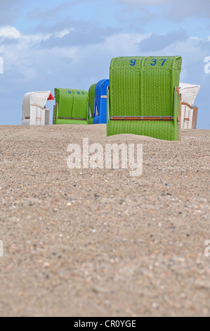 Lit à baldaquin chaises de plage sur la côte de la mer du Nord, Wyk auf Foehr, Schleswig-Holstein, Allemagne, Europe Banque D'Images