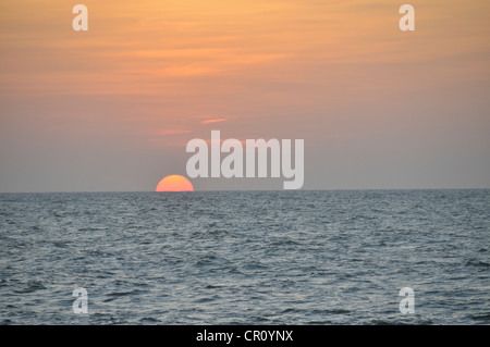 Coucher du soleil au-dessus de la mer, Negombo, Sri Lanka, Asie, PublicGround Banque D'Images