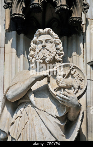 La figure d'un saint sur la façade ouest de l'Koelner Dom, la cathédrale de Cologne, Rhénanie du Nord-Westphalie, PublicGround Banque D'Images