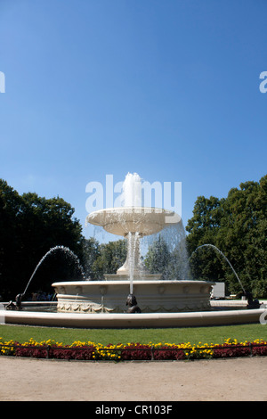 Fontaine à eau dans le parc de Saxon à Varsovie contre le ciel bleu Banque D'Images