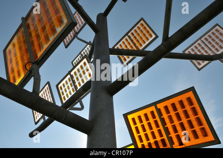 Arbre solaire solaire en ville, quartier résidentiel d'Ulm, Ulm, Bade-Wurtemberg, Allemagne, Europe Banque D'Images