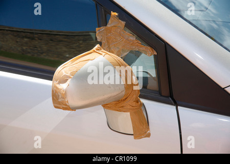 Miroir de voiture, endommagés ou mal réparé Banque D'Images