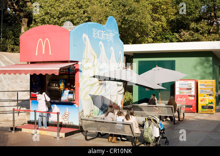 La Chine, Hong Kong, Kowloon Park, McDonald's Corner et distributeur de Coca-Cola Banque D'Images