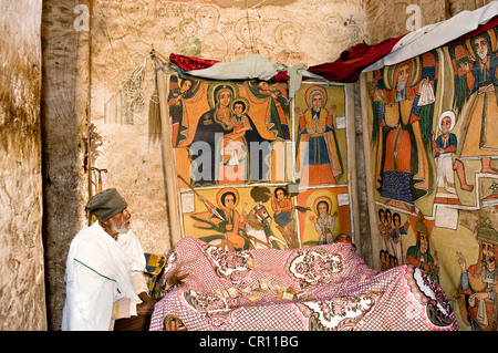 L'Éthiopie, région d'Amhara, environs de Lalibela, prêtre à l'église de Maryam Genata, UNESCO World Heritage Banque D'Images