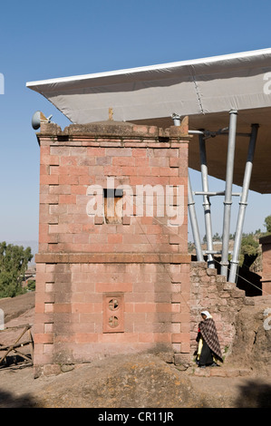 L'Éthiopie, région d'Amhara, Lalibela, Bet Maryam Église, classée au Patrimoine Mondial de l'UNESCO, avec un toit métallique de protection Banque D'Images