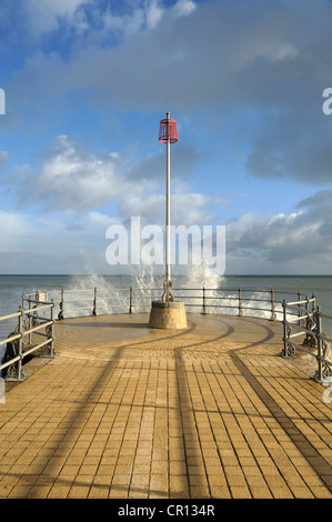 Une vague s'écraser contre l'extrémité de la jetée de banjo à Swanage, Dorset, UK. Banque D'Images