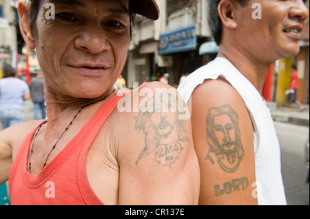 L'île de Luzon, Philippines, Manille, Chinatown, tricycle pilote avec le portrait de Jésus tatoué Banque D'Images