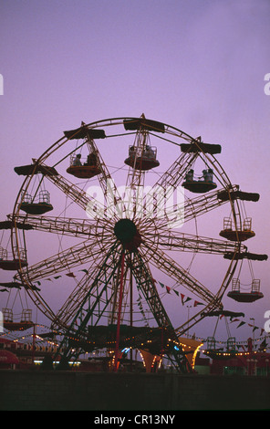 Une grande roue d'hôtesse saoudiens et leurs familles en Arabie Saoudite Jeddah la deuxième plus grande ville. Banque D'Images