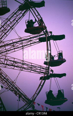 Une grande roue d'hôtesse saoudiens et leurs familles en Arabie Saoudite Jeddah la deuxième plus grande ville. Banque D'Images