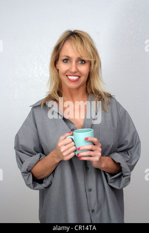 Belle blonde profiter de boissons chaudes (3) Banque D'Images