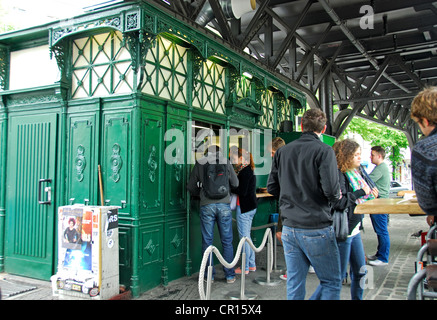 BERLIN, ALLEMAGNE. Burgermeister, un populaire imbiss servant des hamburgers d'une toilette publique convertie dans l'est de Kreuzberg. 2012. Banque D'Images