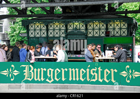 BERLIN, ALLEMAGNE. Burgermeister, un populaire imbiss servant des hamburgers d'une toilette publique convertie dans l'est de Kreuzberg. 2012. Banque D'Images