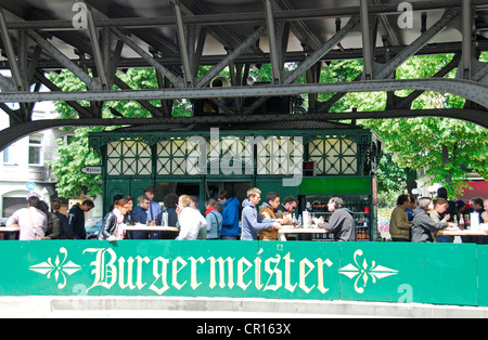 BERLIN, ALLEMAGNE. Burgermeister, un populaire imbiss servant des hamburgers d'une toilette publique convertie dans l'est de Kreuzberg. 2012. Banque D'Images