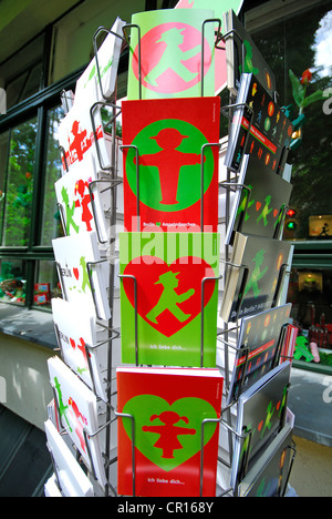 BERLIN, ALLEMAGNE. Ampelmann cartes postales à l'Ampelmann Galerie shop dans le Hackesche Hofe (quartier Mitte). 2012. Banque D'Images