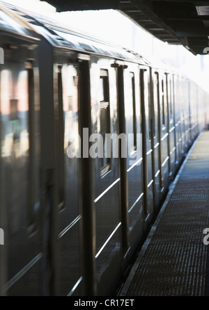 USA, New York, New York City, train sur la plate-forme Banque D'Images