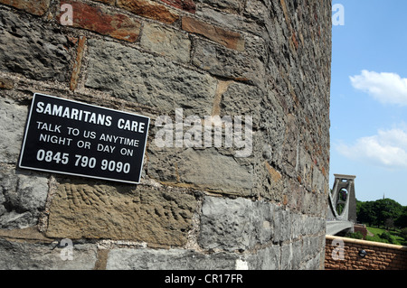 Samaritains help sign sur Clifton Suspension Bridge, Bristol, Somerset, Angleterre, Royaume-Uni Banque D'Images