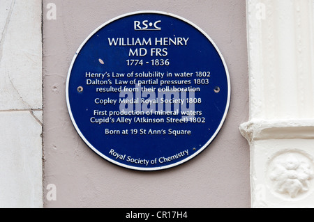 Une plaque bleue à St Ann's Square, Manchester, marque la naissance de William Henry le chimiste de l'époque victorienne. Banque D'Images