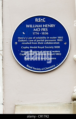 Une plaque bleue à St Ann's Square, Manchester, marque la naissance de William Henry le chimiste de l'époque victorienne. Banque D'Images