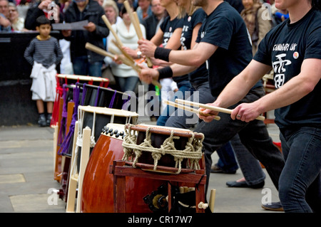 Gros plan des musiciens de rue du batteur qui se produisent dans le Festival des musiciens-bus York North Yorkshire Angleterre Royaume-Uni GB Grande-Bretagne Banque D'Images